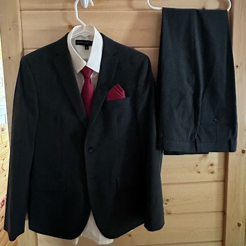 Joseph Abboud Young Adult Coat, Pants, Shirt, Tie and Pocket Square Size 16/18